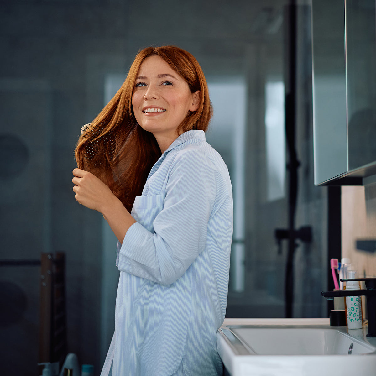 Woman during her daily routine illustrating a Mit Kit intimate hygiene customer experience